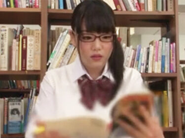 大人しい地味メガネの巨乳JKを図書館でサイレント中出しレ●プ！