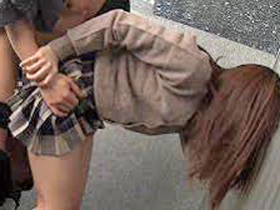 エアコン業者を装ったレ●プ犯に自宅で犯されるJK